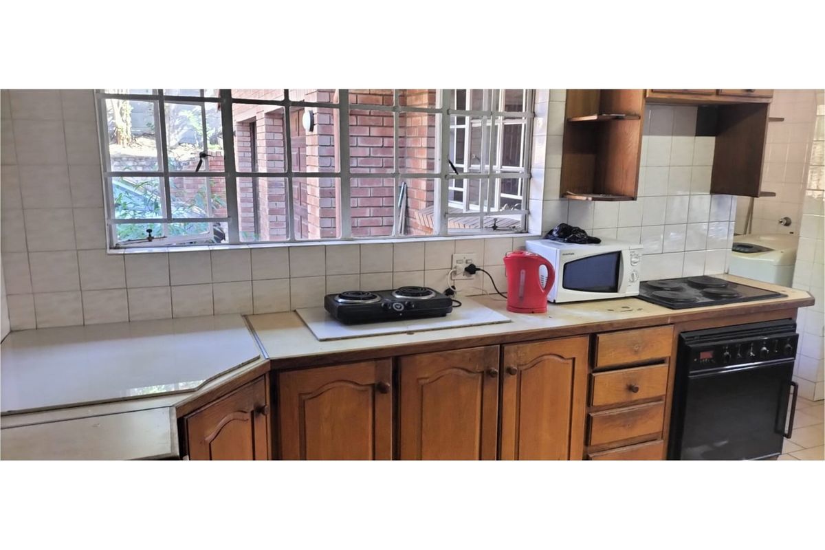 "Exquisite 4-Bed Home with Pool in Lyndhurst" - Photo 2