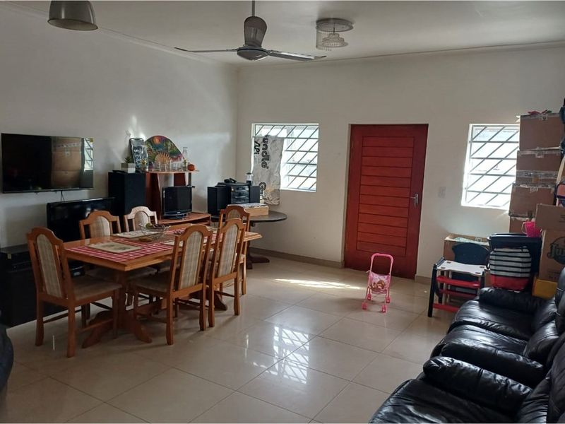 Spacious 3-Bedroom Family Home on 2600M2 Land in Tesselaarsdal - Photo 4