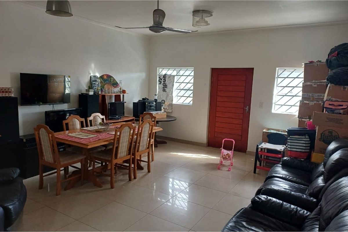 Spacious 3-Bedroom Family Home on 2600M2 Land in Tesselaarsdal - Photo 4