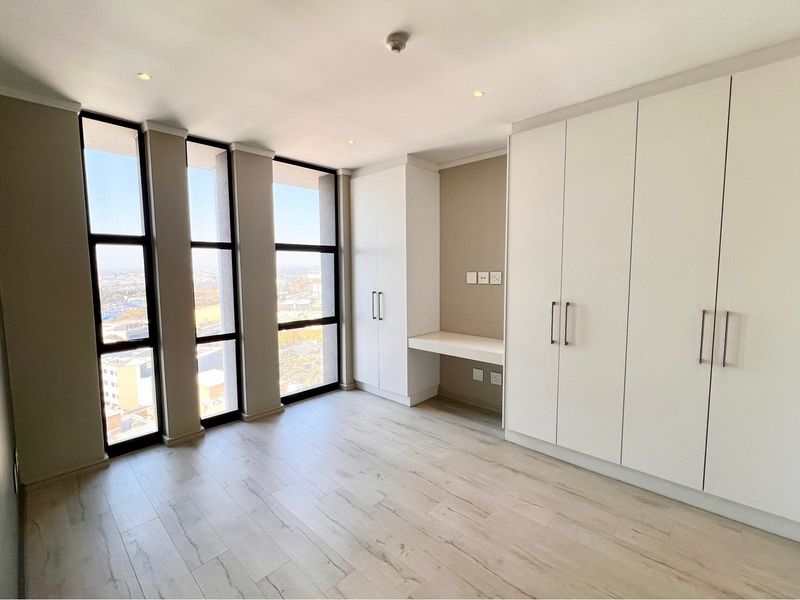 Luxurious 3-Bedroom Penthouse in Masingita Towers - Photo 6