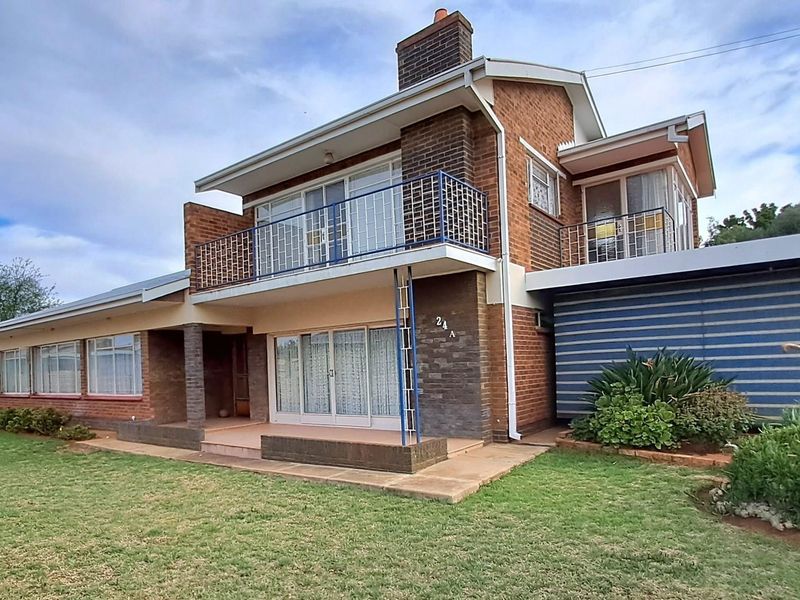 Impressive 5-Bedroom Residence in Parys - Photo 2