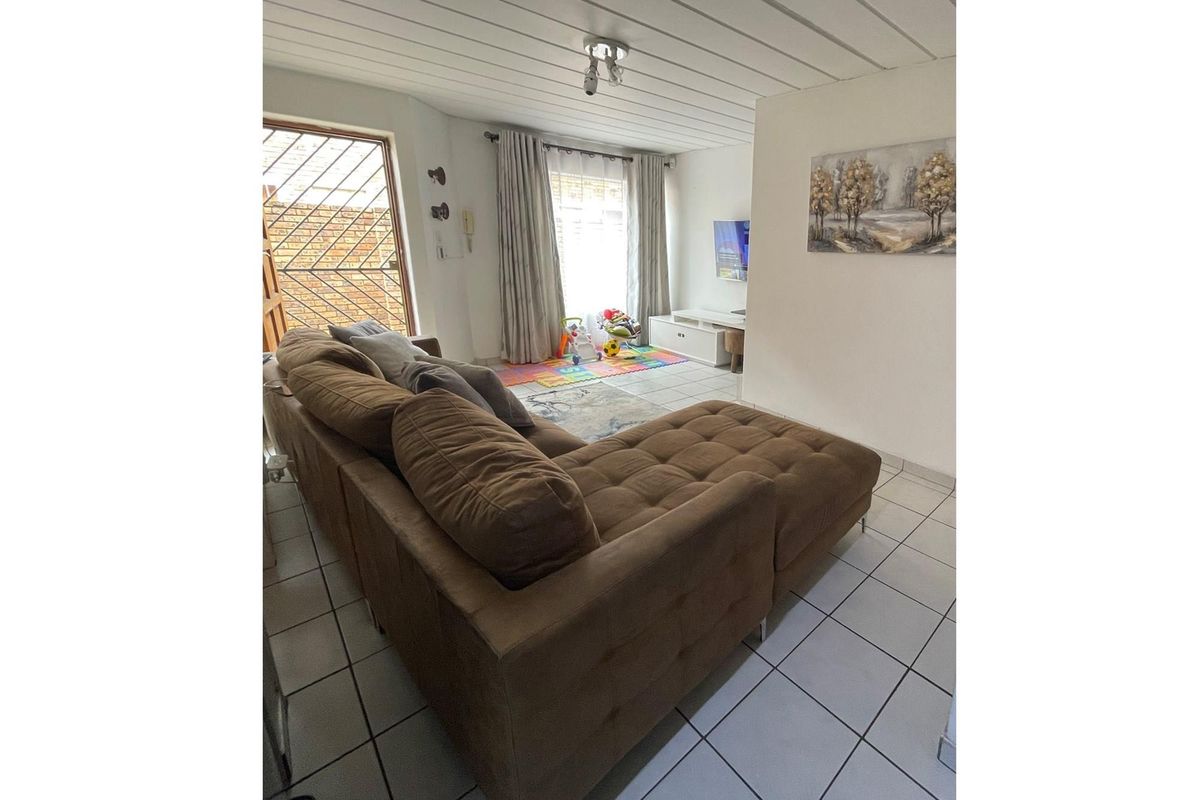 Price reduction:  Prime Townhouse: Modern Living in Ideal Locale" - Photo 5