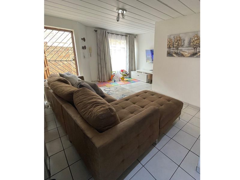 Price reduction:  Prime Townhouse: Modern Living in Ideal Locale" - Photo 5