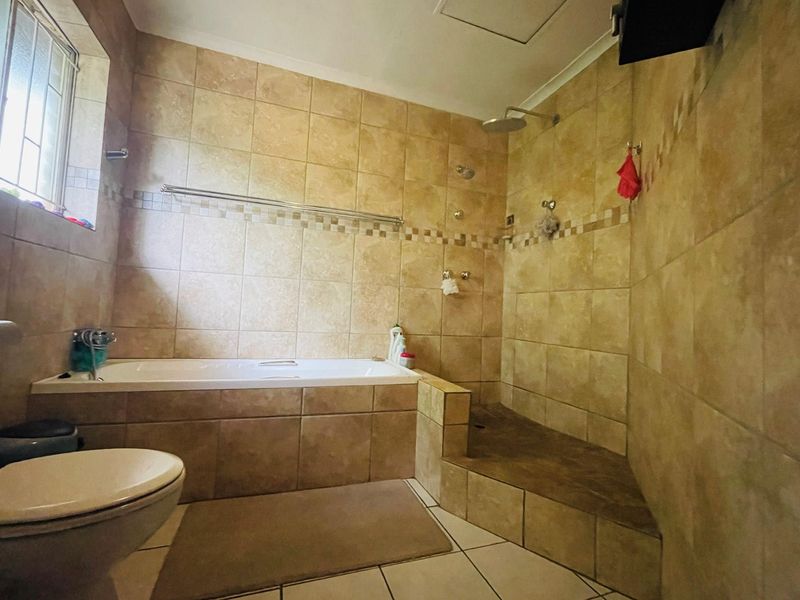 Price reduction:  Prime Townhouse: Modern Living in Ideal Locale" - Photo 9