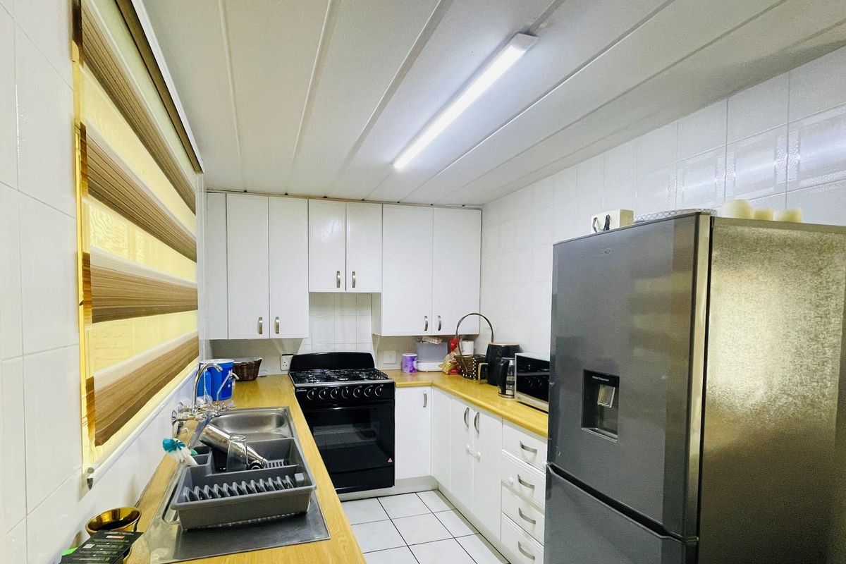 Price reduction:  Prime Townhouse: Modern Living in Ideal Locale" - Photo 4