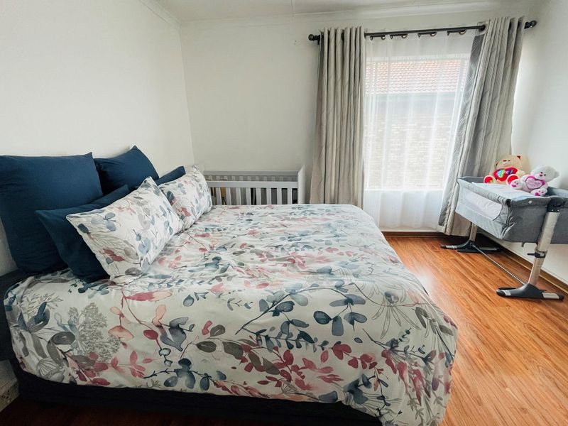 Price reduction:  Prime Townhouse: Modern Living in Ideal Locale" - Photo 2