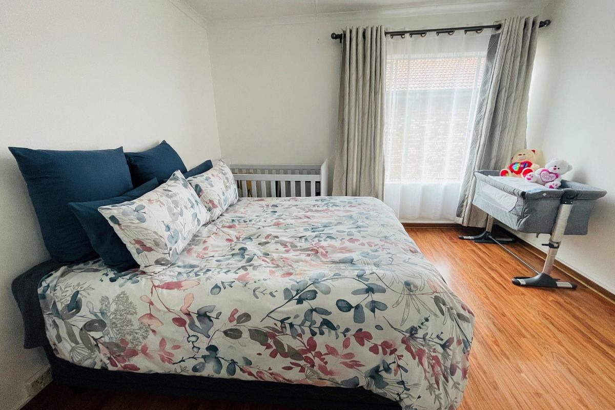 Price reduction:  Prime Townhouse: Modern Living in Ideal Locale" - Photo 2