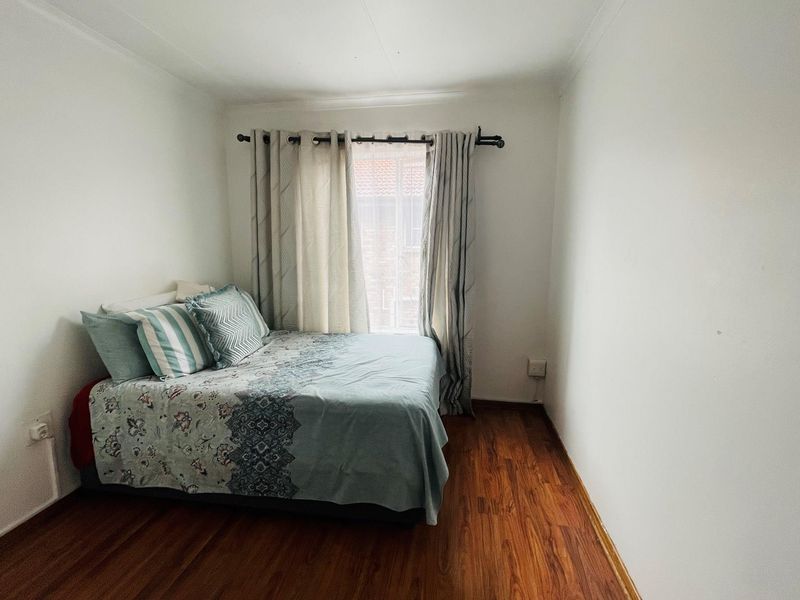 Price reduction:  Prime Townhouse: Modern Living in Ideal Locale" - Photo 3