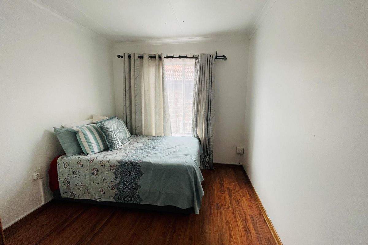 Price reduction:  Prime Townhouse: Modern Living in Ideal Locale" - Photo 3