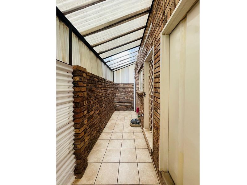 Price reduction:  Prime Townhouse: Modern Living in Ideal Locale" - Photo 10