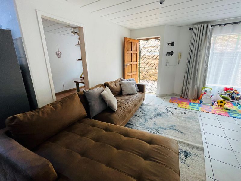 Price reduction:  Prime Townhouse: Modern Living in Ideal Locale" - Photo 8