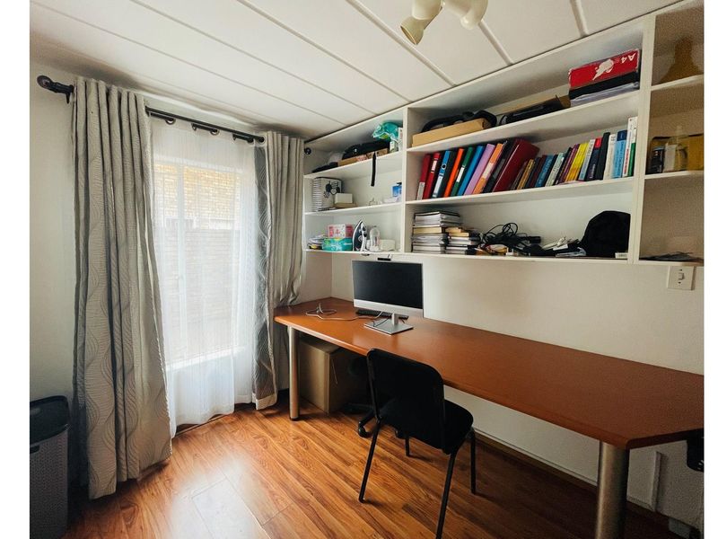 Price reduction:  Prime Townhouse: Modern Living in Ideal Locale" - Photo 7