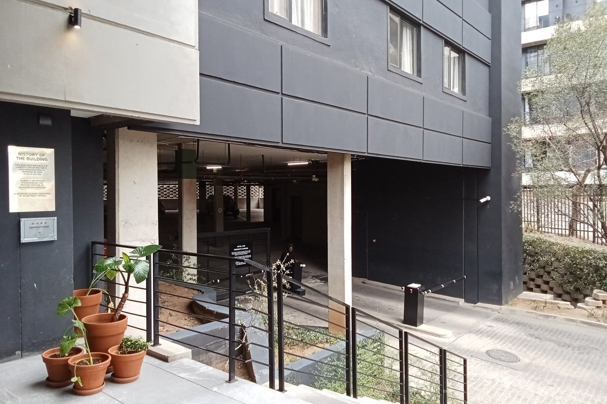 Welcome to THE address an exclusive 1 bedroom apartment for sale R1 195 000 in the heart of Sandown - Photo 4