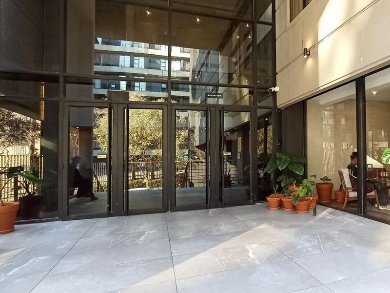 Welcome to THE address an exclusive 1 bedroom apartment for sale R1 195 000 in the heart of Sandown - Photo 6