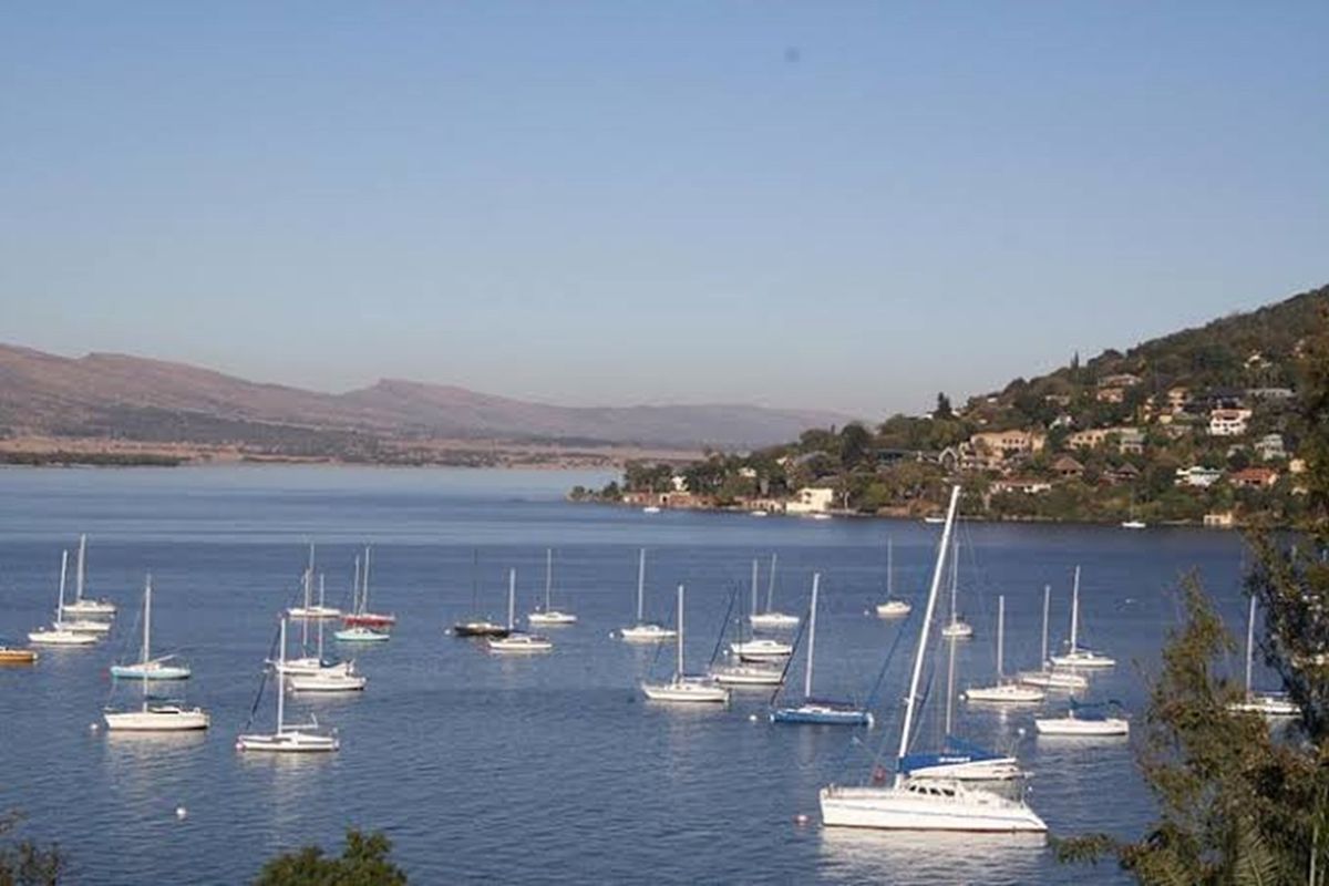 Magnificent views and a serene lifestyle await! - Photo 2