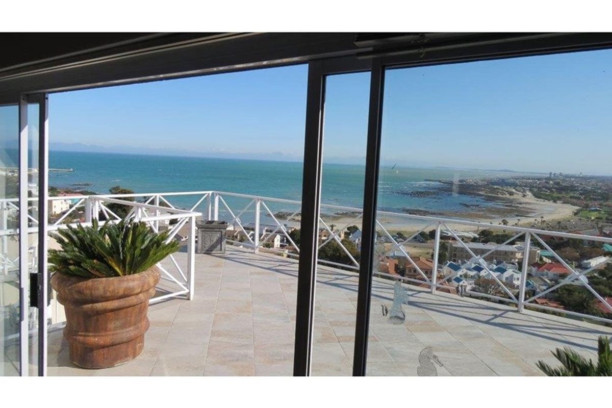 FULLY FURNISHED 5 BEDROOM MULTI STORY HOUSE FOR SALE, AN ENTERTAINER'S PARADISE!! - Photo 2