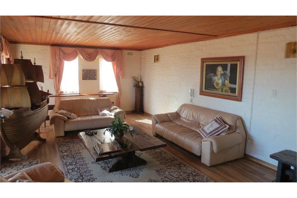 FULLY FURNISHED 5 BEDROOM MULTI STORY HOUSE FOR SALE, AN ENTERTAINER'S PARADISE!! - Photo 4