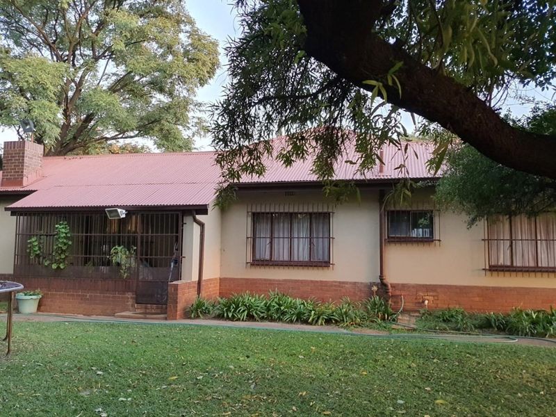 Perfect Family Home and Investment Opportunity - 2 Ha Agricultural Holding - Photo 1