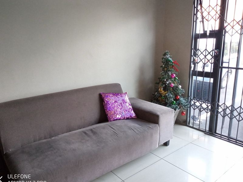 Beautiful dream home not to be missed - Photo 4