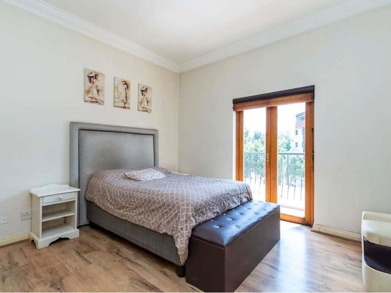 Gorgeous 2 bedroom, 2 en-suite bathroom 2nd floor apartment with sunset city views AND INVERTER! - Photo 10