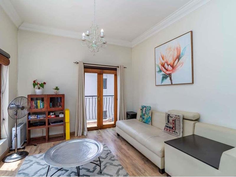 Gorgeous 2 bedroom, 2 en-suite bathroom 2nd floor apartment with sunset city views AND INVERTER! - Photo 8