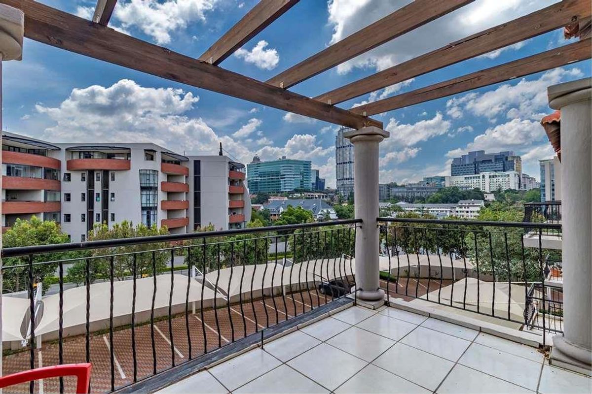 Gorgeous 2 bedroom, 2 en-suite bathroom 2nd floor apartment with sunset city views AND INVERTER! - Photo 2