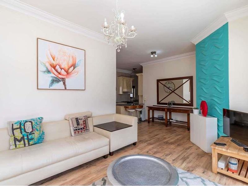 Gorgeous 2 bedroom, 2 en-suite bathroom 2nd floor apartment with sunset city views AND INVERTER! - Photo 6