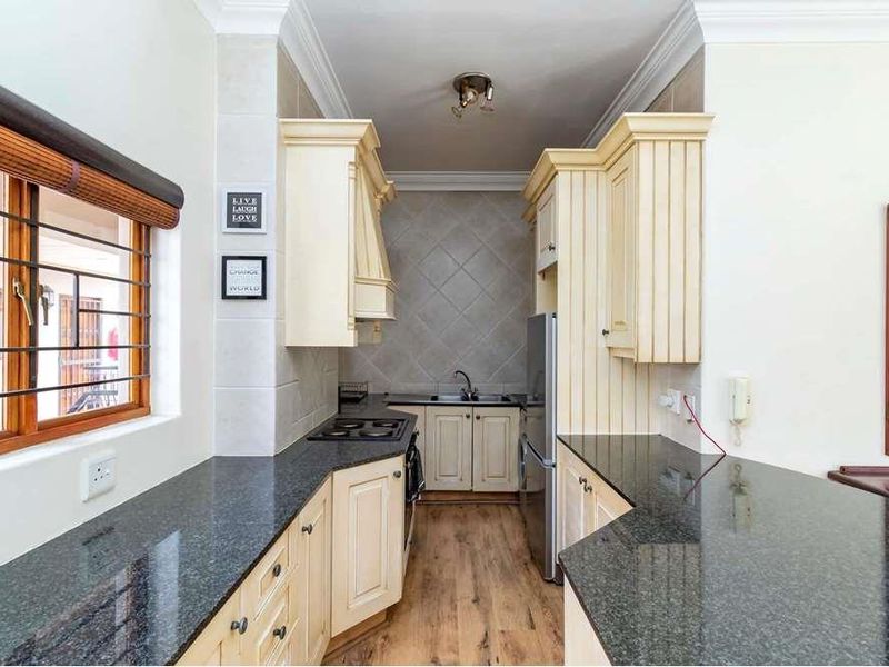 Gorgeous 2 bedroom, 2 en-suite bathroom 2nd floor apartment with sunset city views AND INVERTER! - Photo 4