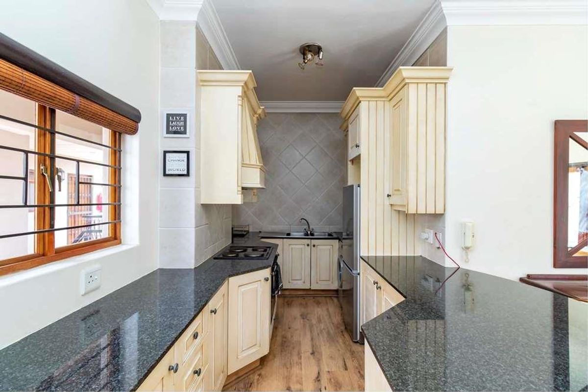 Gorgeous 2 bedroom, 2 en-suite bathroom 2nd floor apartment with sunset city views AND INVERTER! - Photo 4