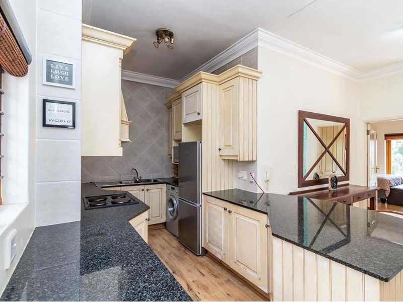 Gorgeous 2 bedroom, 2 en-suite bathroom 2nd floor apartment with sunset city views AND INVERTER! - Photo 3