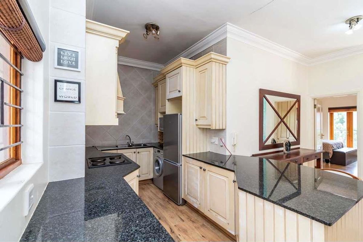 Gorgeous 2 bedroom, 2 en-suite bathroom 2nd floor apartment with sunset city views AND INVERTER! - Photo 3