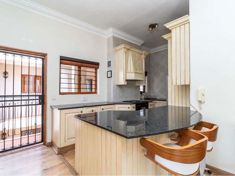 Gorgeous 2 bedroom, 2 en-suite bathroom 2nd floor apartment with sunset city views AND INVERTER! - Photo 5