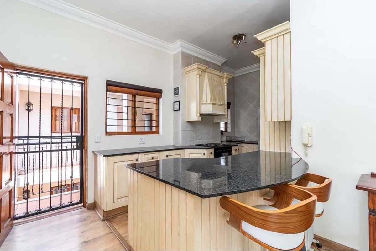 Gorgeous 2 bedroom, 2 en-suite bathroom 2nd floor apartment with sunset city views AND INVERTER! - Photo 5