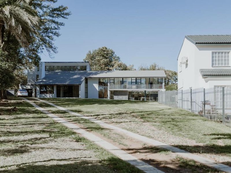 This elegant renovated house boasts 5 bedrooms and 4 bathrooms, including a bachelor flat. - Photo 1