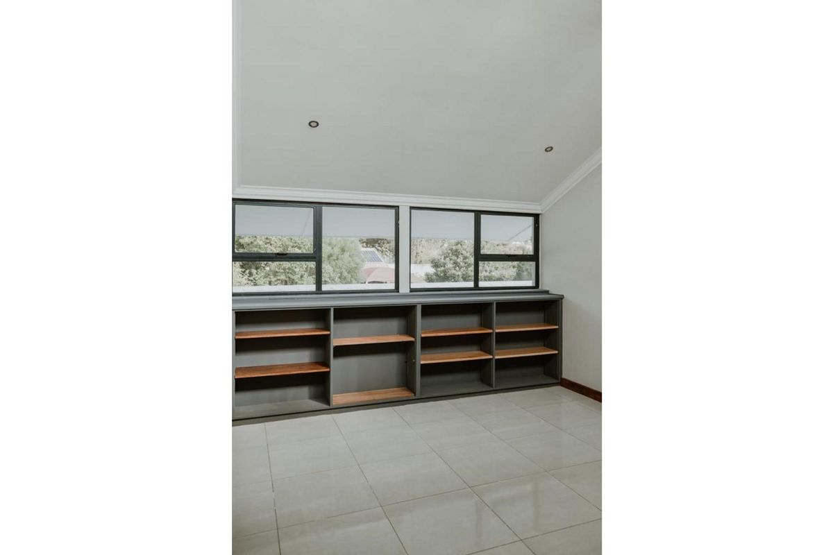 This elegant renovated house boasts 5 bedrooms and 4 bathrooms, including a bachelor flat. - Photo 5