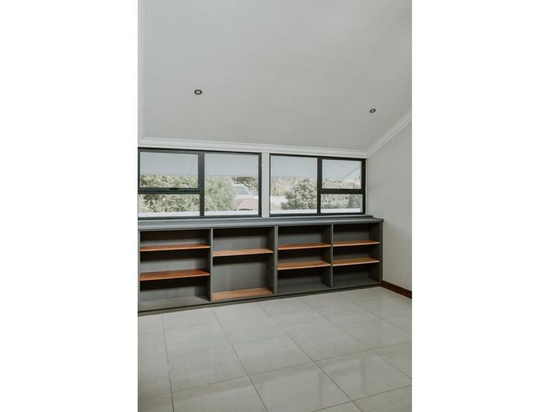 This elegant renovated house boasts 5 bedrooms and 4 bathrooms, including a bachelor flat. - Photo 5