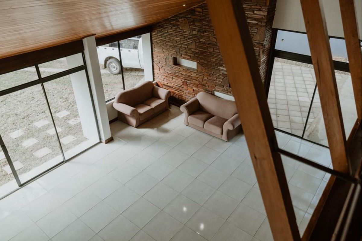 This elegant renovated house boasts 5 bedrooms and 4 bathrooms, including a bachelor flat. - Photo 3