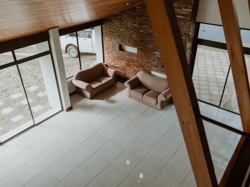 This elegant renovated house boasts 5 bedrooms and 4 bathrooms, including a bachelor flat. - Photo 3