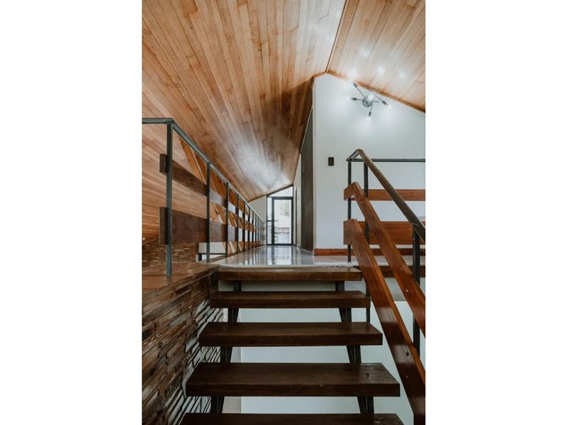 This elegant renovated house boasts 5 bedrooms and 4 bathrooms, including a bachelor flat. - Photo 10