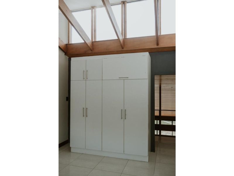 This elegant renovated house boasts 5 bedrooms and 4 bathrooms, including a bachelor flat. - Photo 7