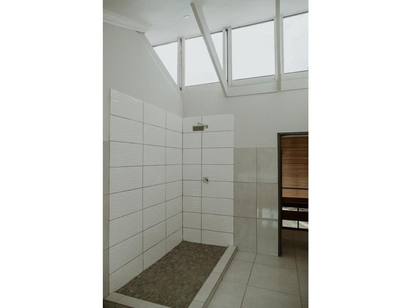 This elegant renovated house boasts 5 bedrooms and 4 bathrooms, including a bachelor flat. - Photo 6