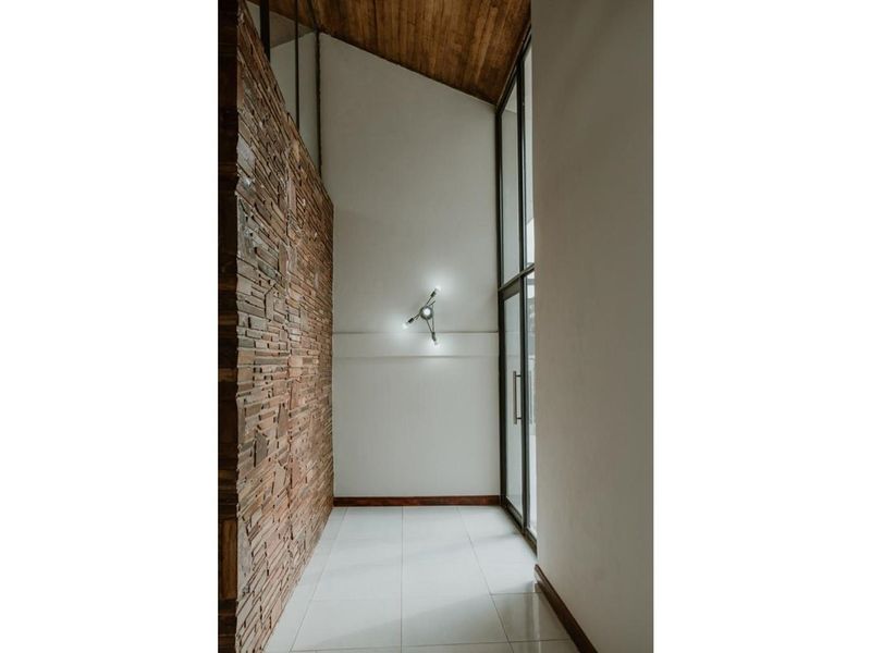 This elegant renovated house boasts 5 bedrooms and 4 bathrooms, including a bachelor flat. - Photo 9