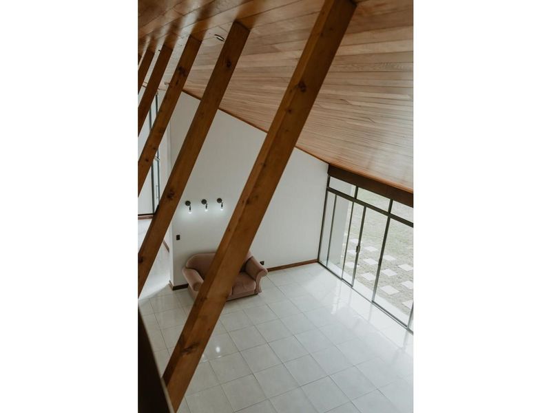 This elegant renovated house boasts 5 bedrooms and 4 bathrooms, including a bachelor flat. - Photo 4