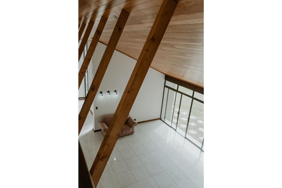 This elegant renovated house boasts 5 bedrooms and 4 bathrooms, including a bachelor flat. - Photo 4