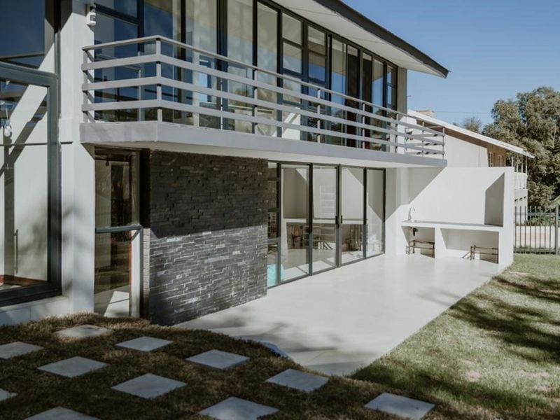 This elegant renovated house boasts 5 bedrooms and 4 bathrooms, including a bachelor flat. - Photo 2