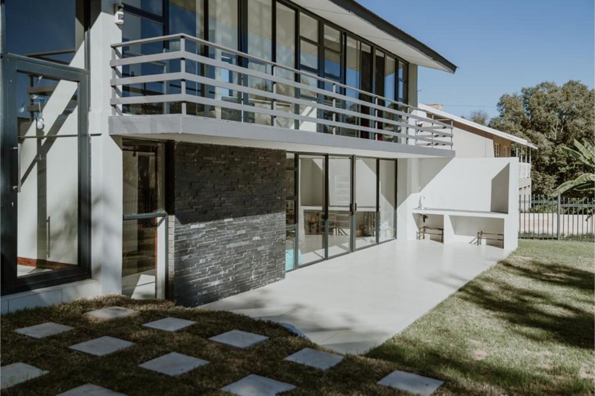 This elegant renovated house boasts 5 bedrooms and 4 bathrooms, including a bachelor flat. - Photo 2