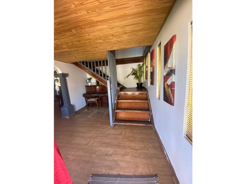 Charming Four-Bedroom Family Home with Entertainment Features - Photo 3