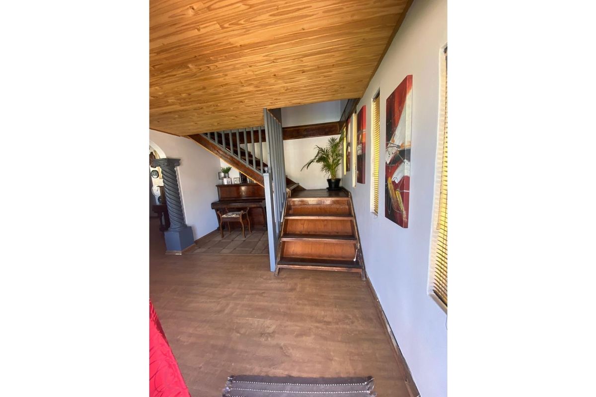 Charming Four-Bedroom Family Home with Entertainment Features - Photo 3