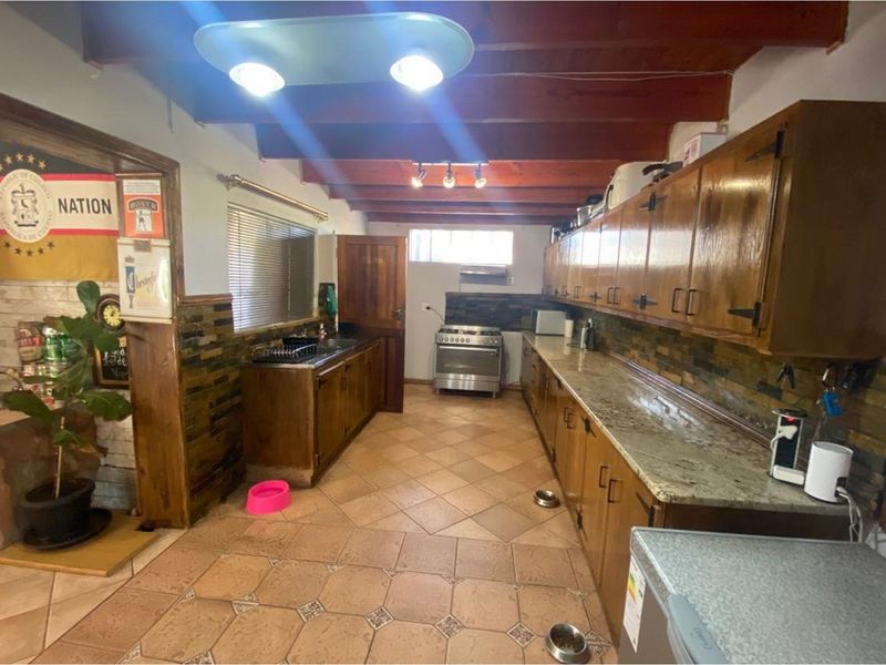 Charming Four-Bedroom Family Home with Entertainment Features - Photo 9