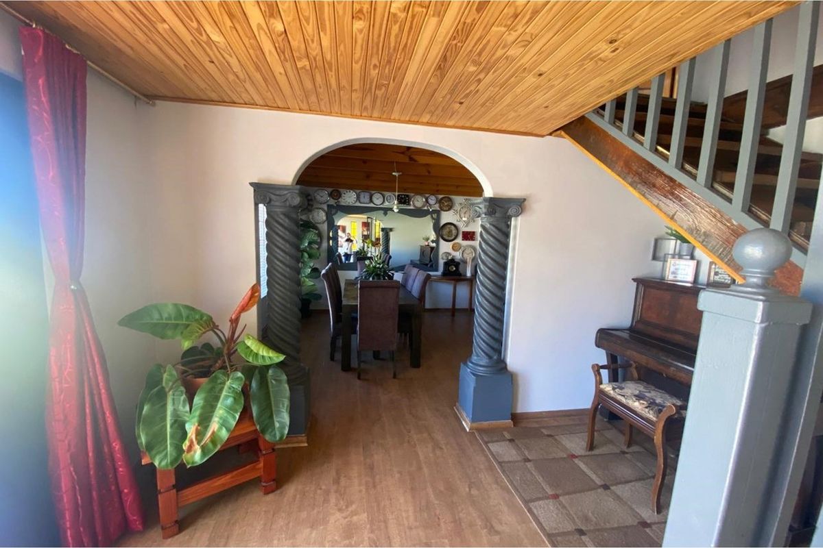 Charming Four-Bedroom Family Home with Entertainment Features - Photo 2